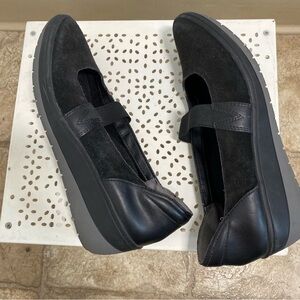 Vionic Women’s 8 Black Suede Slip on Strap Wedges Shoes Casual Comfort